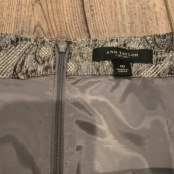 Ann Taylor Gray Silver Floral Pencil Skirt Size 10 - Picture 3 of 5